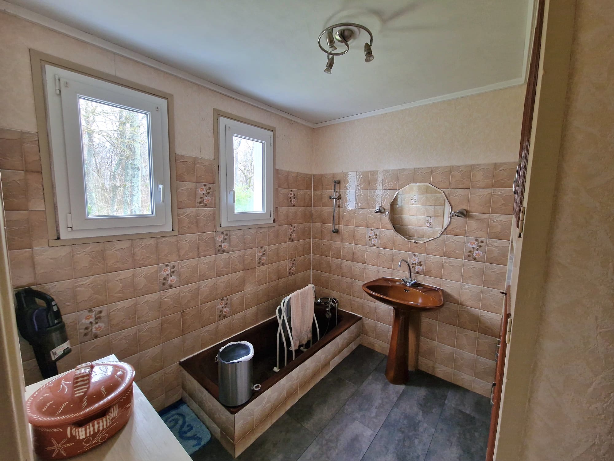 Salle de bain PMR avant modifications dans le 37